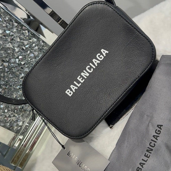 BALENCIAGA
XS Everyday Camera Bag - Picture 4 of 8